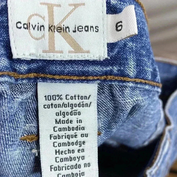 Calvin Klein Woman’s Denim Shorts in Size 6. - Picture 5 of 9